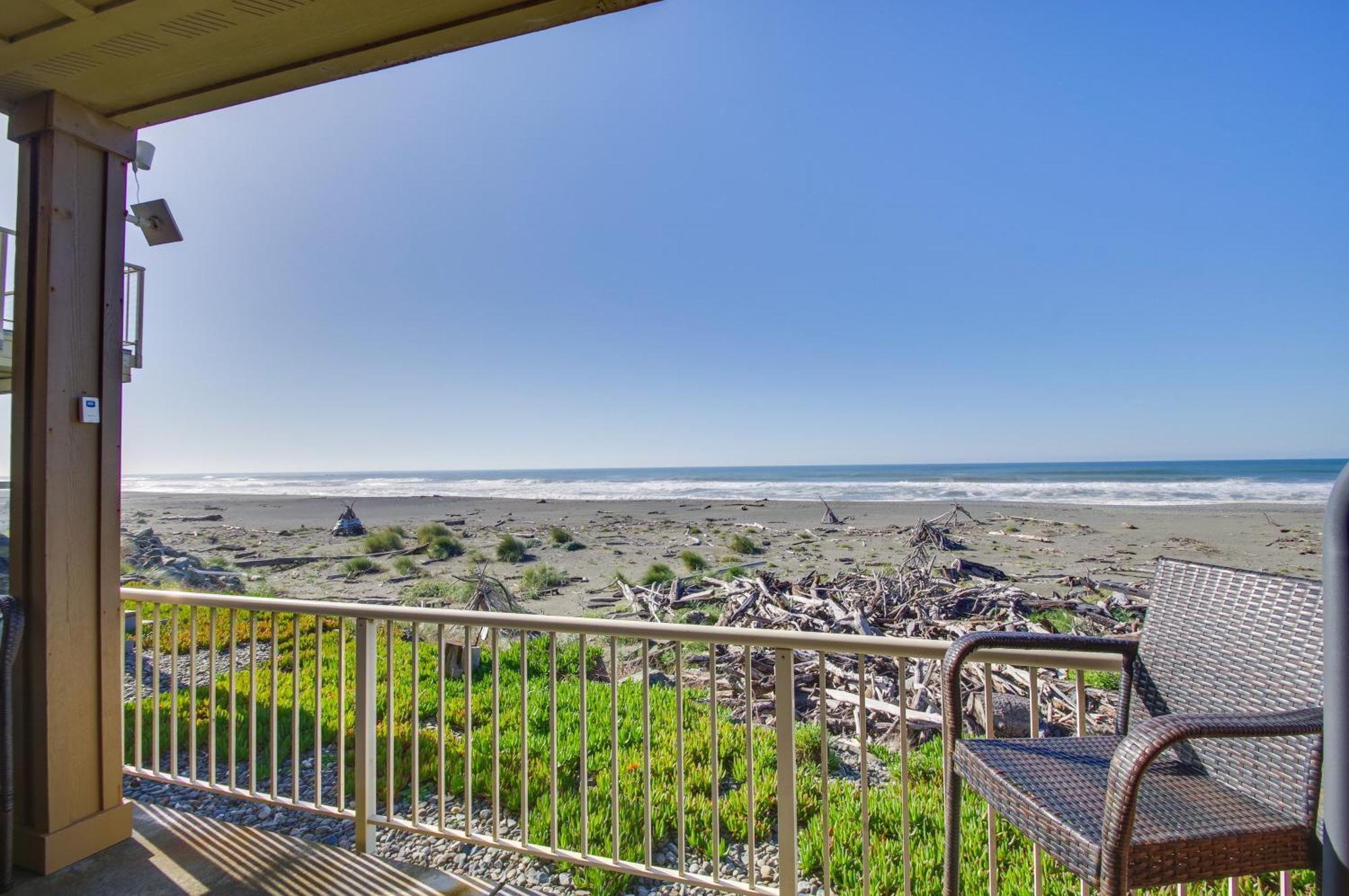Quiet Waterfront Escape With Hot Tub And Beach Access! Gold Beach Ngoại thất bức ảnh
