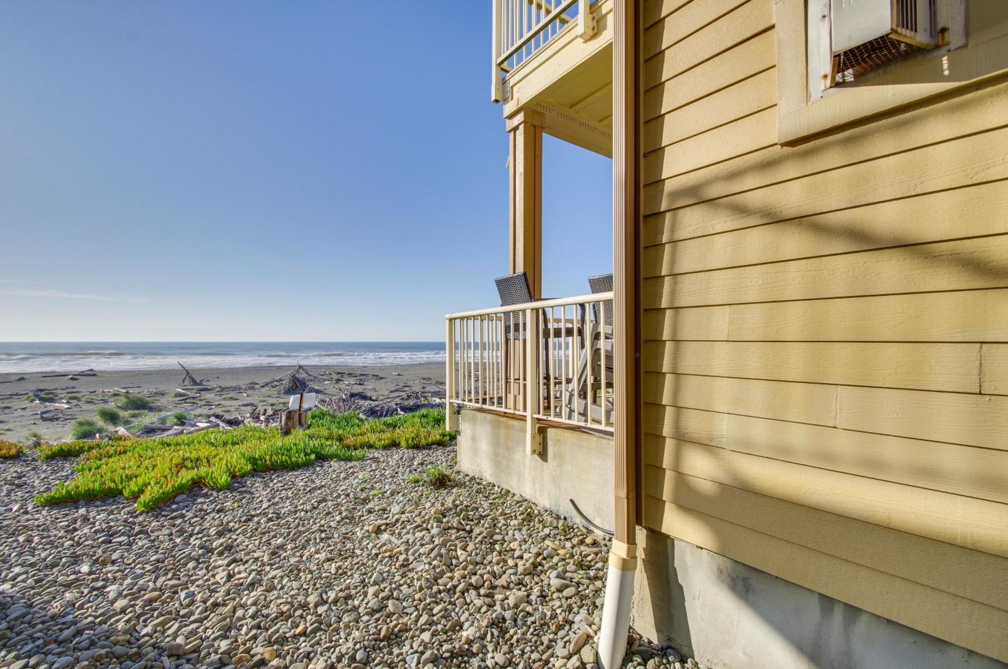 Quiet Waterfront Escape With Hot Tub And Beach Access! Gold Beach Ngoại thất bức ảnh