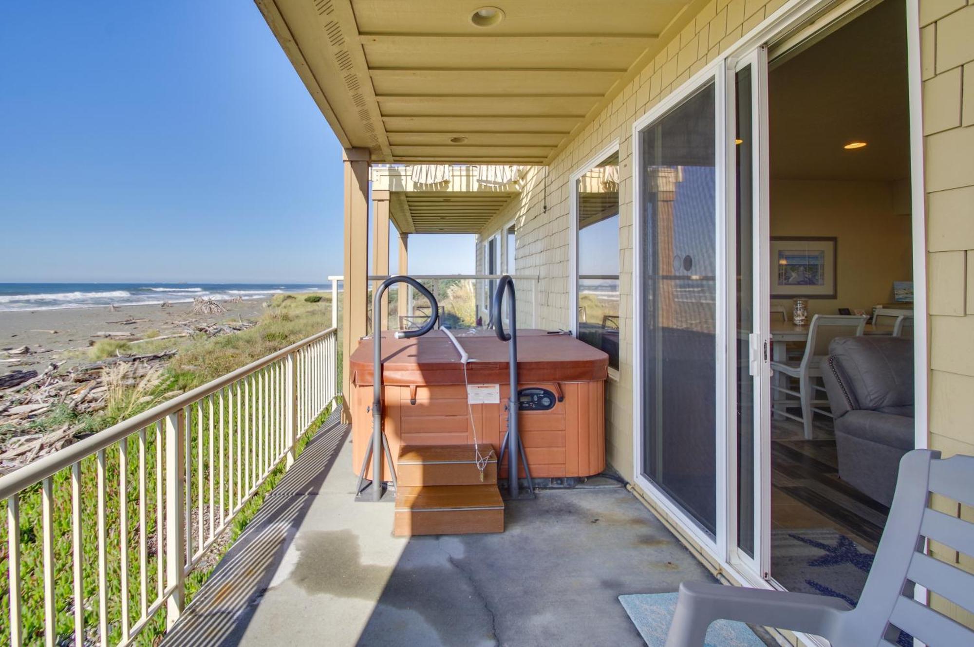 Quiet Waterfront Escape With Hot Tub And Beach Access! Gold Beach Ngoại thất bức ảnh